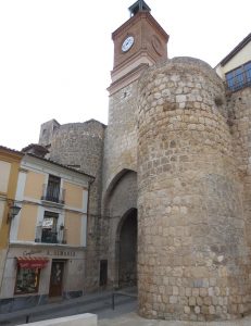 Puerta de la Villa de la muralla adnamantina
